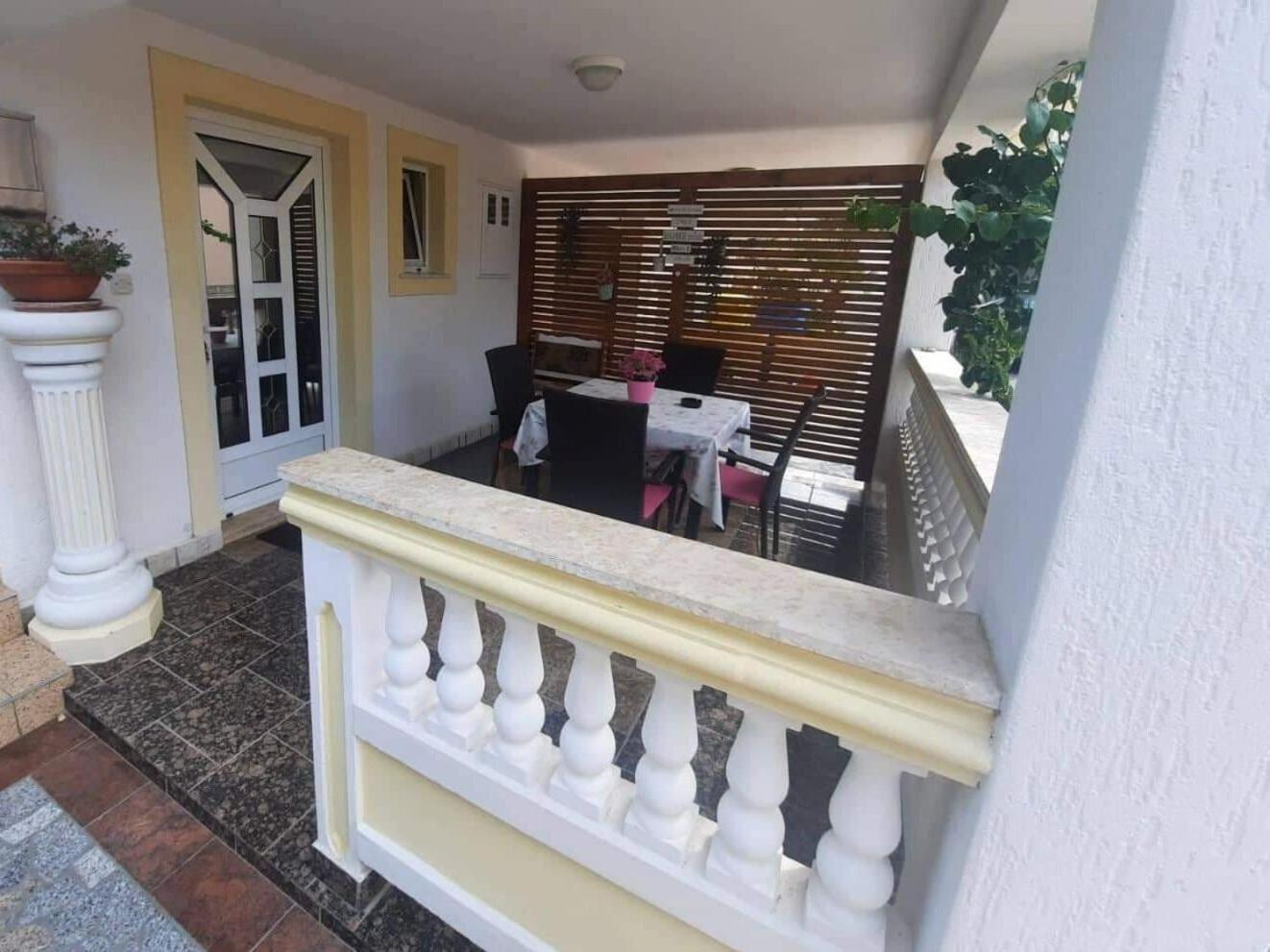 Apartments Robi- Swimming Pool And Beautiful Garden Kampor Екстер'єр фото